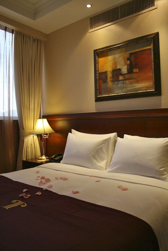 Trianon Hotel Family Suite, 1 King Bed 2