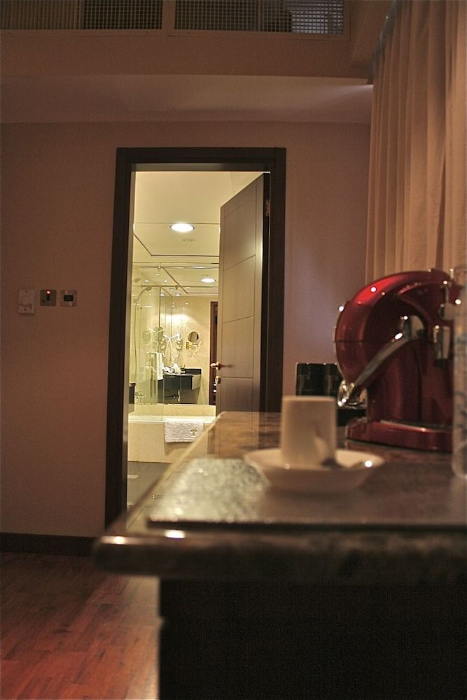 Trianon Hotel Executive Suite, 1 King Bed 9