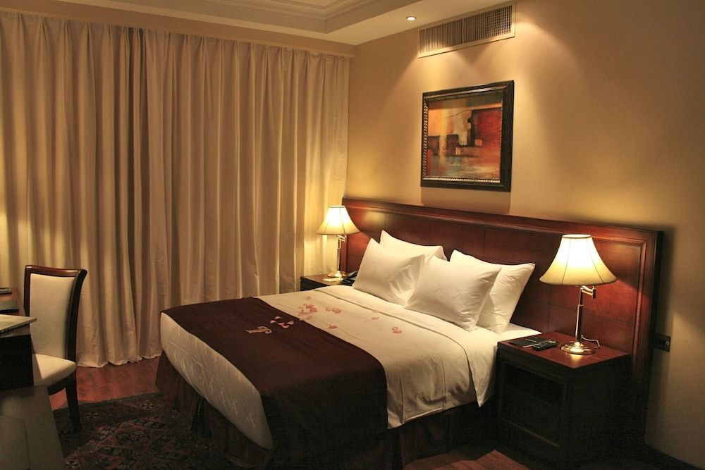 Trianon Hotel Family Suite, 1 King Bed 4