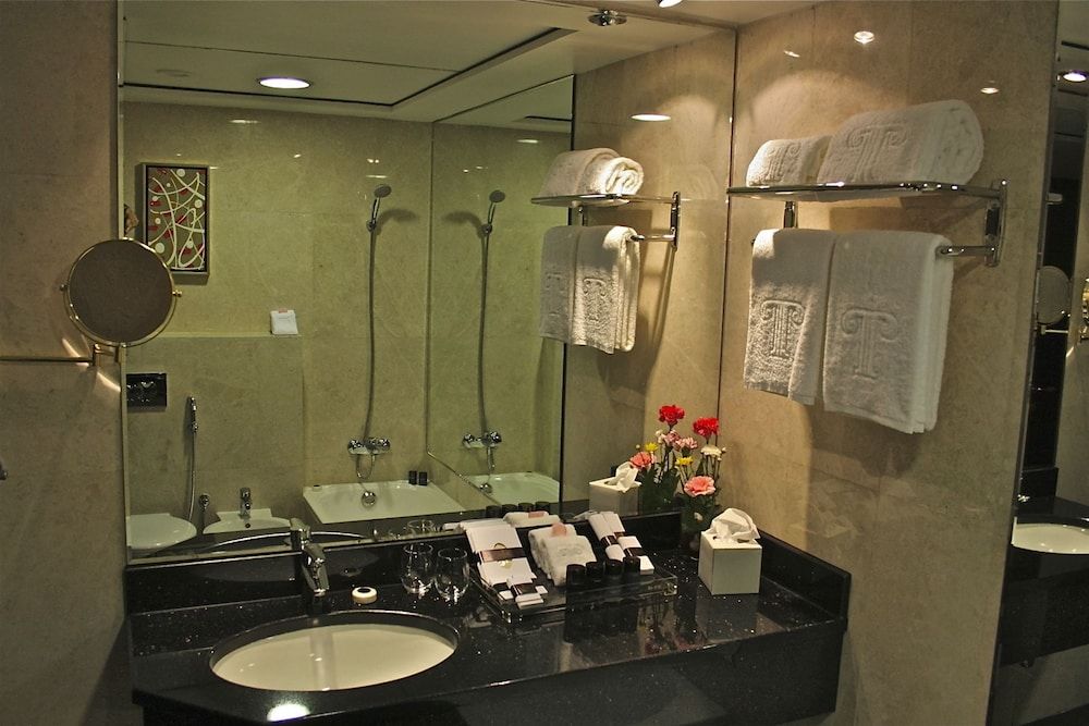 Trianon Hotel Family Suite, 1 King Bed 13