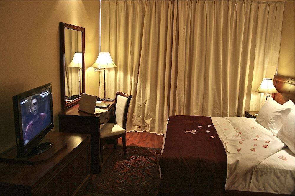 Trianon Hotel Family Suite, 1 King Bed 6