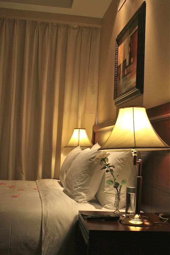 Trianon Hotel Family Suite, 1 King Bed 20