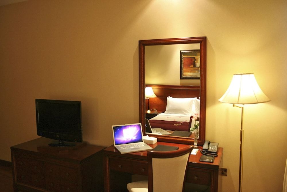 Trianon Hotel Family Suite, 1 King Bed 18