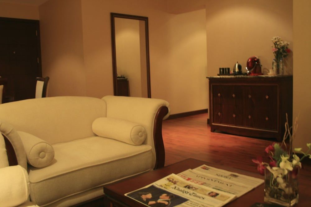 Trianon Hotel Family Suite, 1 King Bed 22