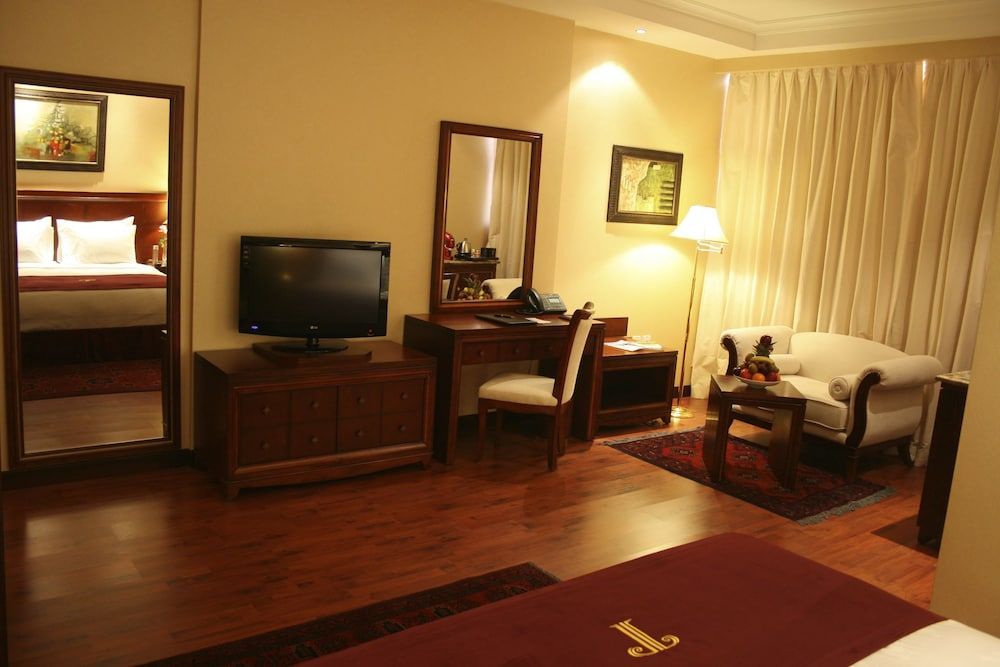 Trianon Hotel Deluxe Double Room, 1 King Bed 10