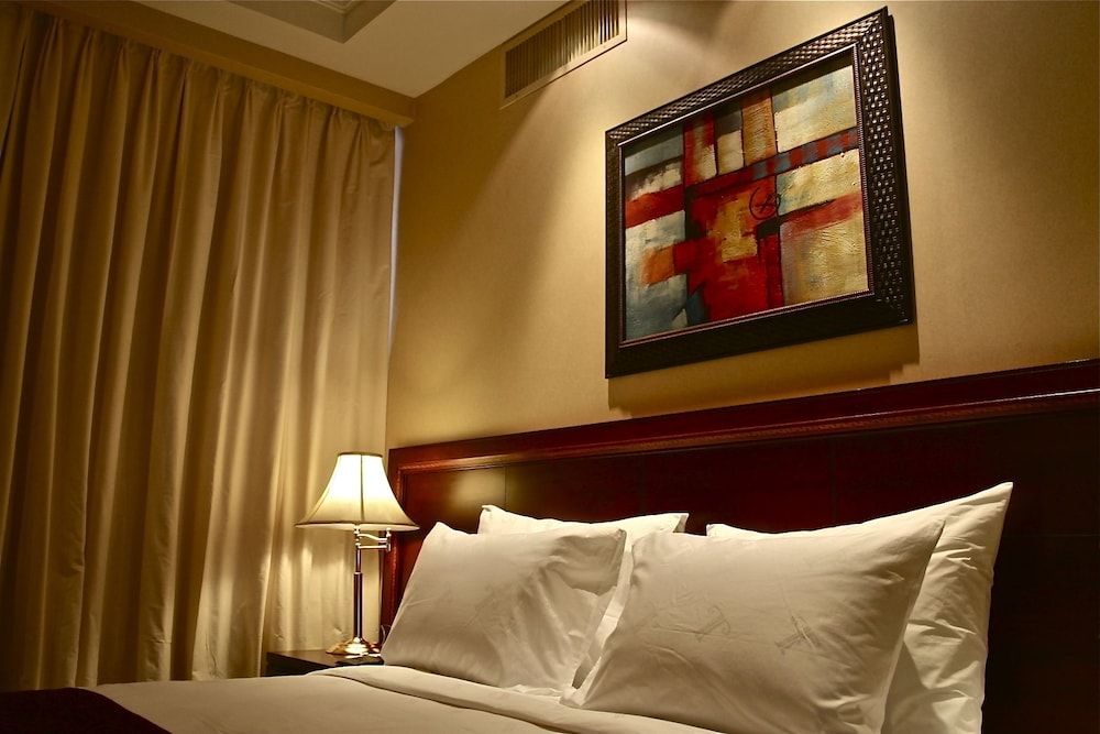 Trianon Hotel Executive Suite, 1 King Bed 6