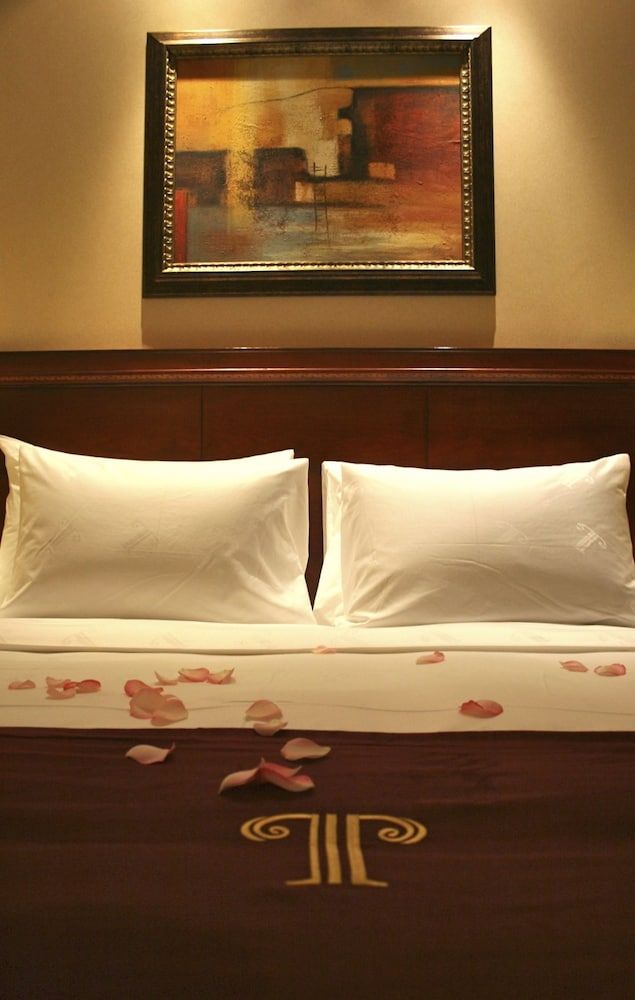 Trianon Hotel Family Suite, 1 King Bed 8