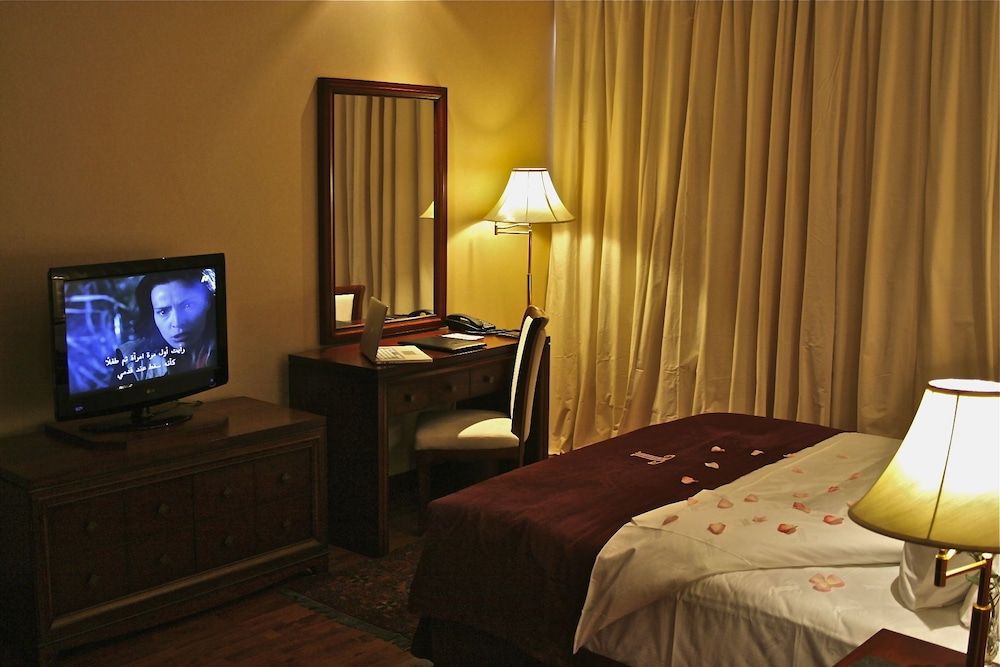 Trianon Hotel Family Suite, 1 King Bed 19