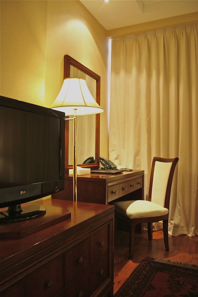 Trianon Hotel Executive Suite, 1 King Bed 10