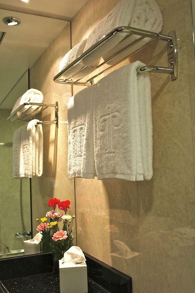 Trianon Hotel Family Suite, 1 King Bed 10