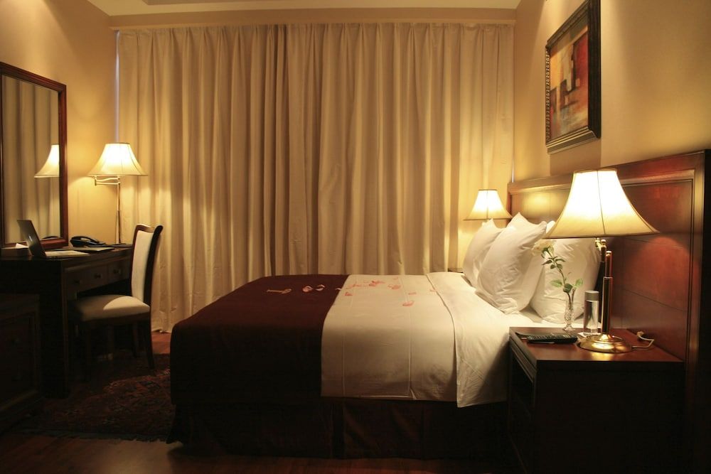 Trianon Hotel Family Suite, 1 King Bed 3