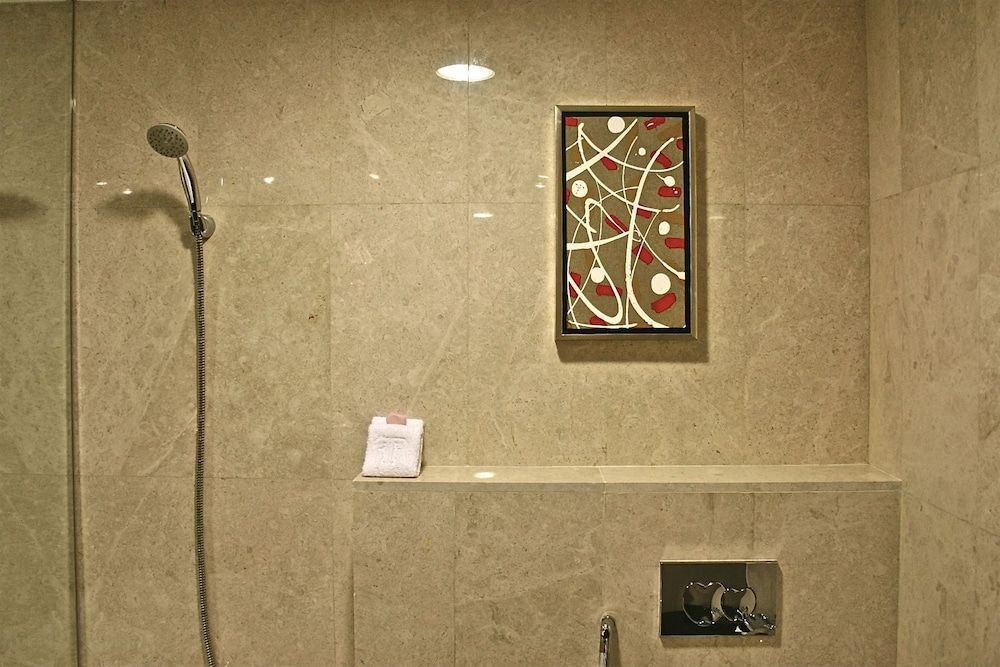 Trianon Hotel Family Suite, 1 King Bed 14