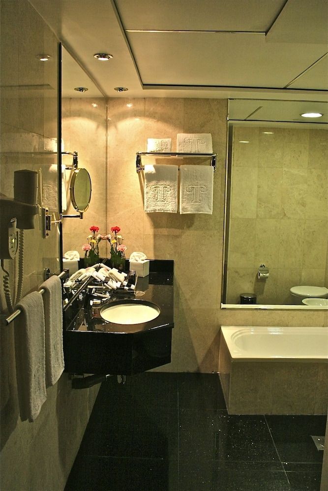 Trianon Hotel Family Suite, 1 King Bed 12