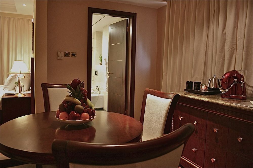 Trianon Hotel Executive Suite, 1 King Bed 18