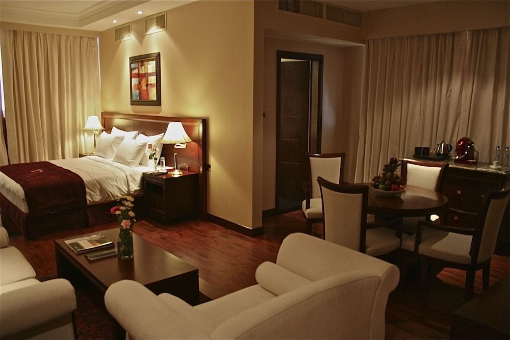 Trianon Hotel Executive Suite, 1 King Bed 16