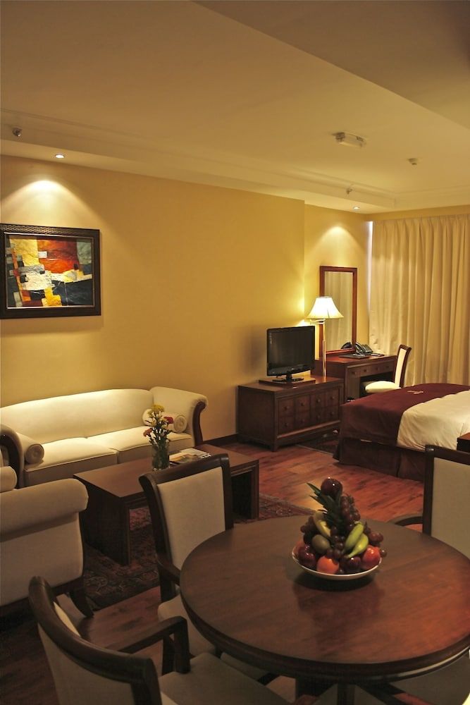Trianon Hotel Executive Suite, 1 King Bed 3