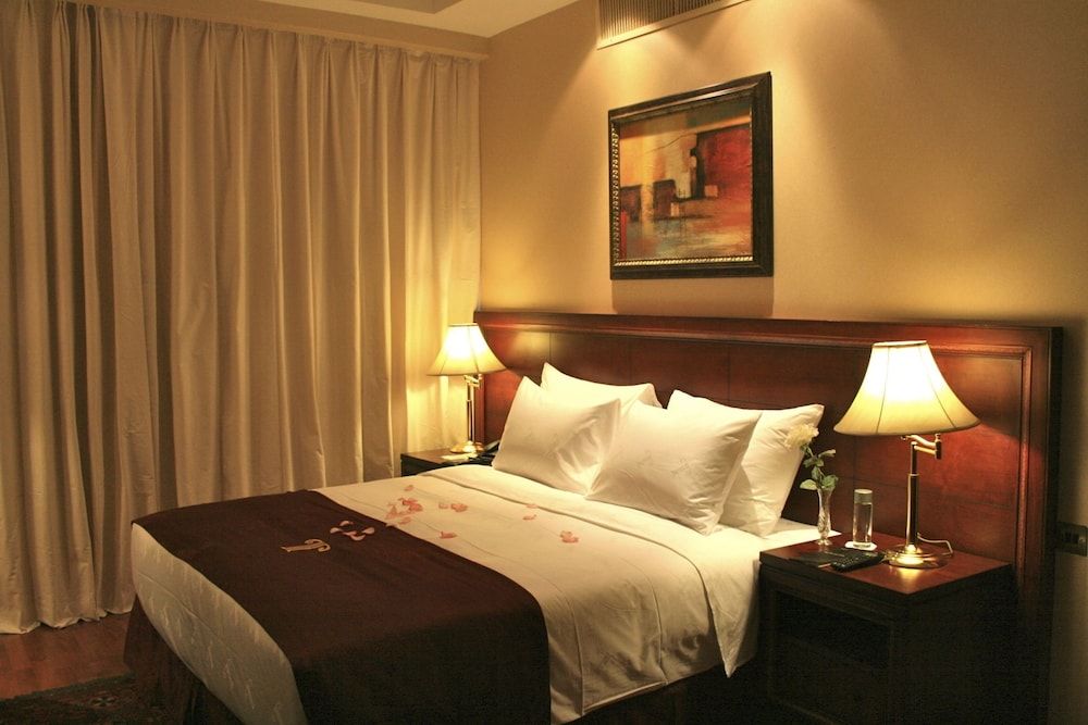 Trianon Hotel Family Suite, 1 King Bed 5