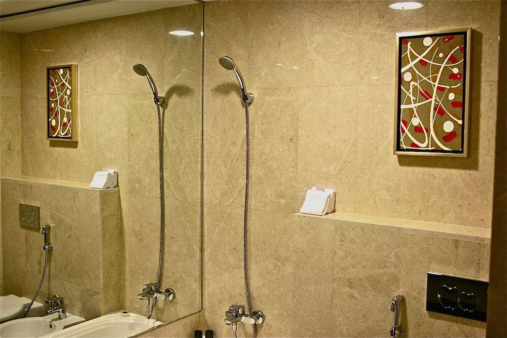 Trianon Hotel Family Suite, 1 King Bed 15