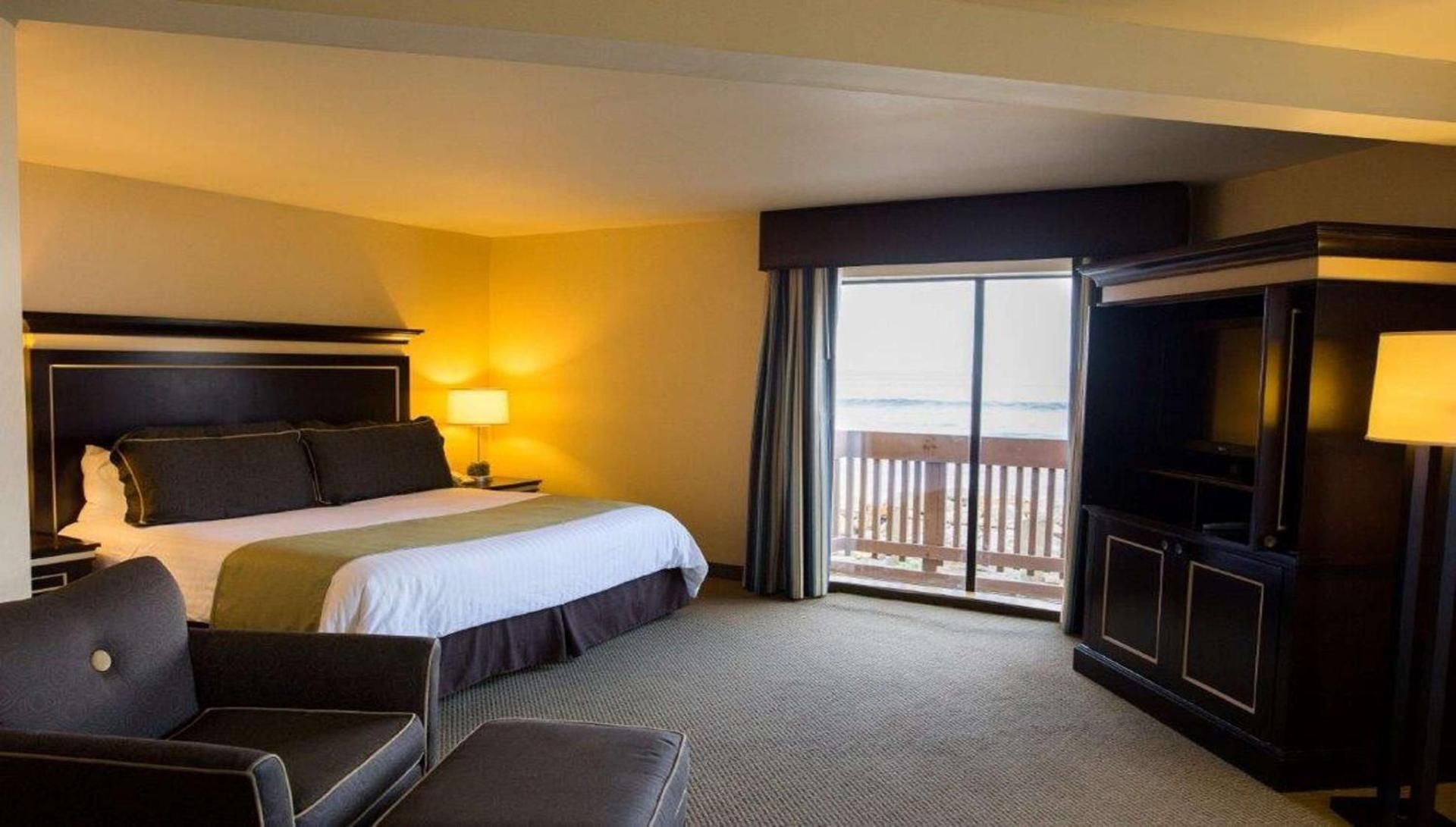 1 King Bed, Cove View, Non-Smoking