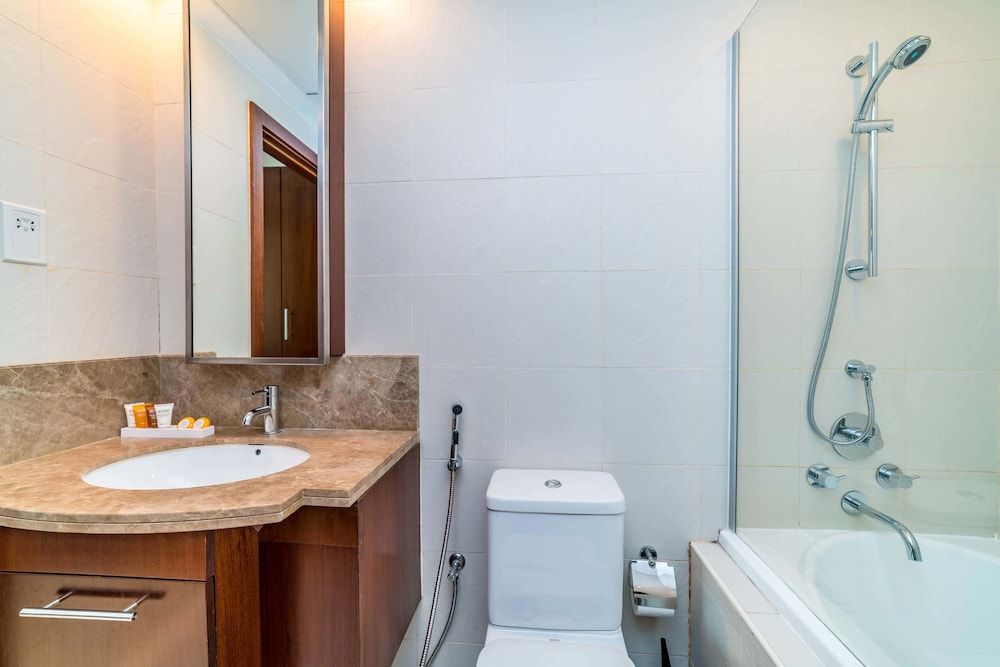 Yanjoon Holiday Homes - Standpoint Tower Deluxe Apartment, 1 Bedroom, City View 4