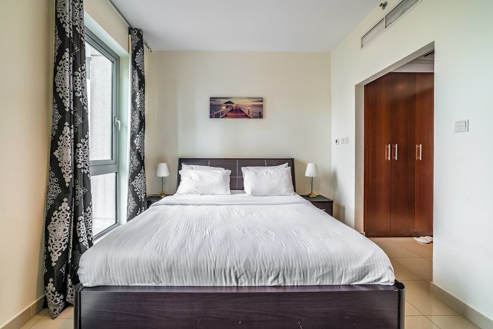 Yanjoon Holiday Homes - Standpoint Tower Deluxe Apartment, 1 Bedroom, City View