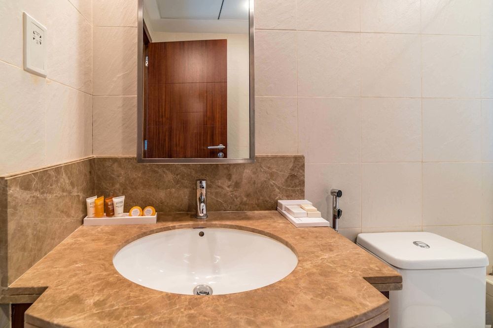 Yanjoon Holiday Homes - Standpoint Tower Deluxe Apartment, 1 Bedroom, City View 3