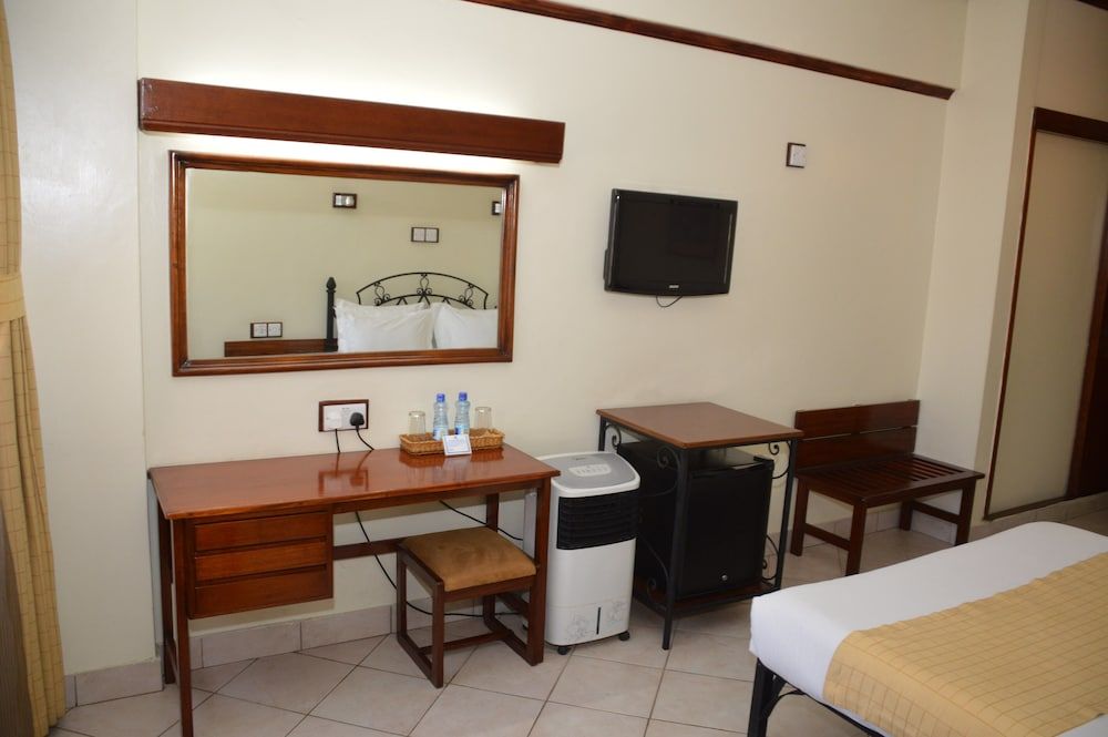 undefined Mayhouse 680 Hotel 7