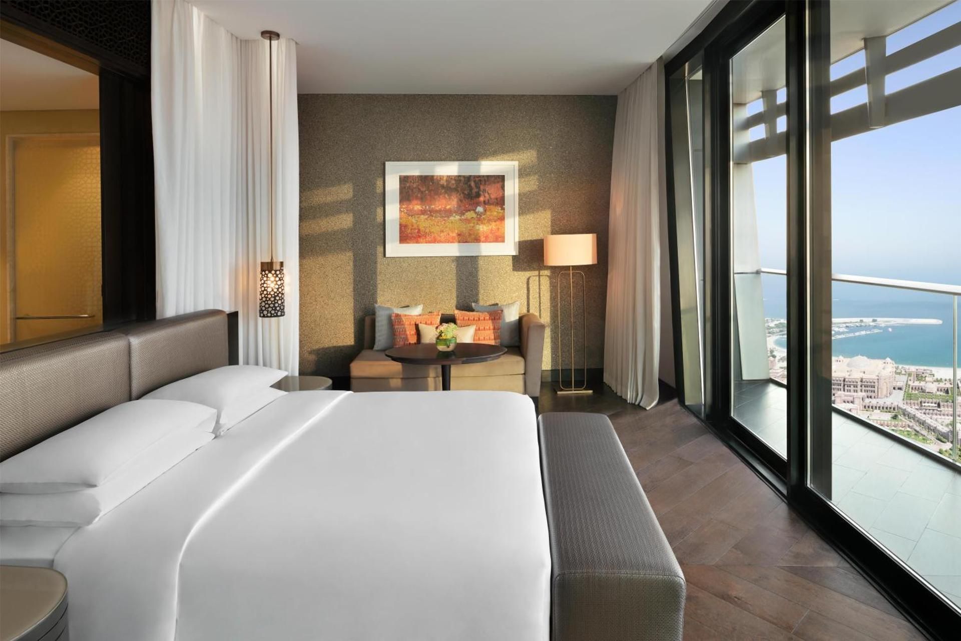 1 King Palace View Club Access With Balcony