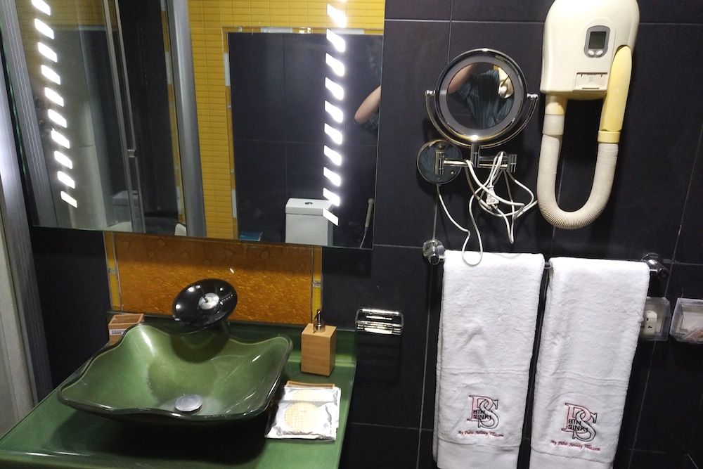 Emirates Hills Lake View Villa Comfort Double Room Single Use, 1 King Bed, Lake View 7