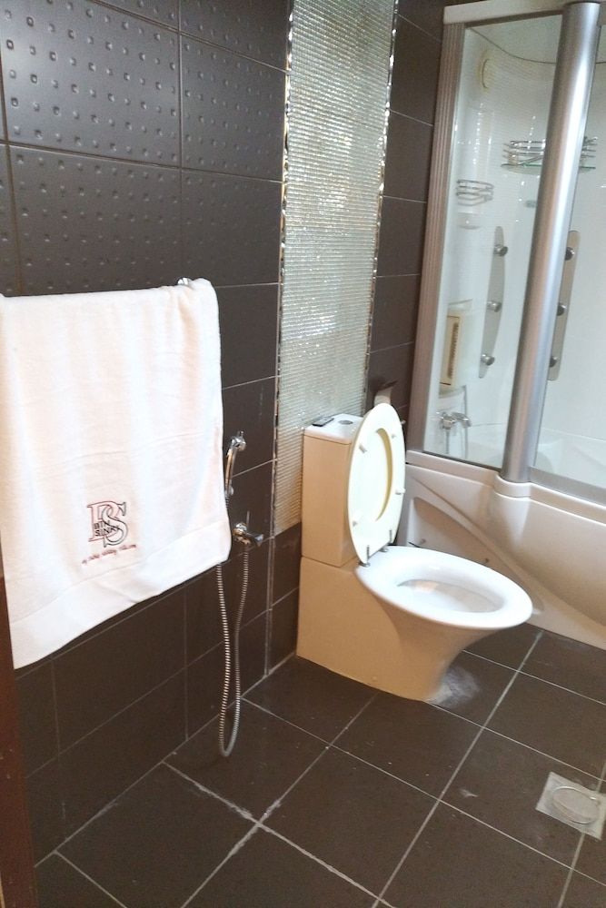 Emirates Hills Lake View Villa Comfort Double Room Single Use, 1 King Bed, Lake View 6