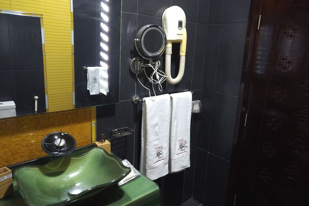 Emirates Hills Lake View Villa Comfort Double Room Single Use, 1 King Bed, Lake View 8