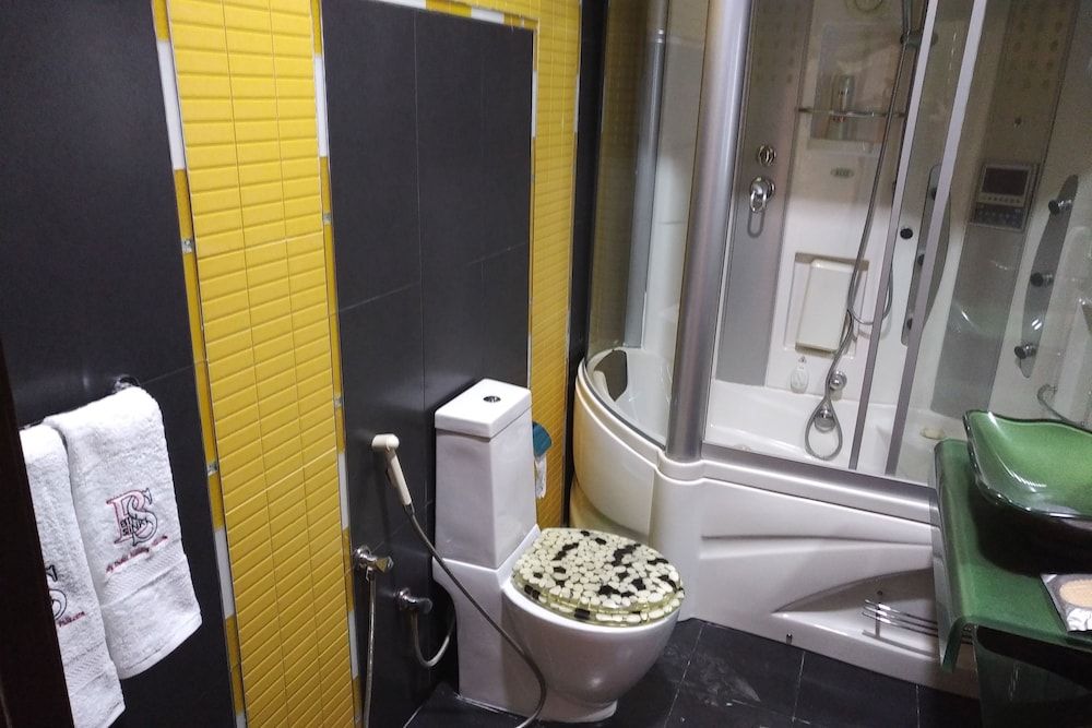 Emirates Hills Lake View Villa Comfort Double Room Single Use, 1 King Bed, Lake View 5