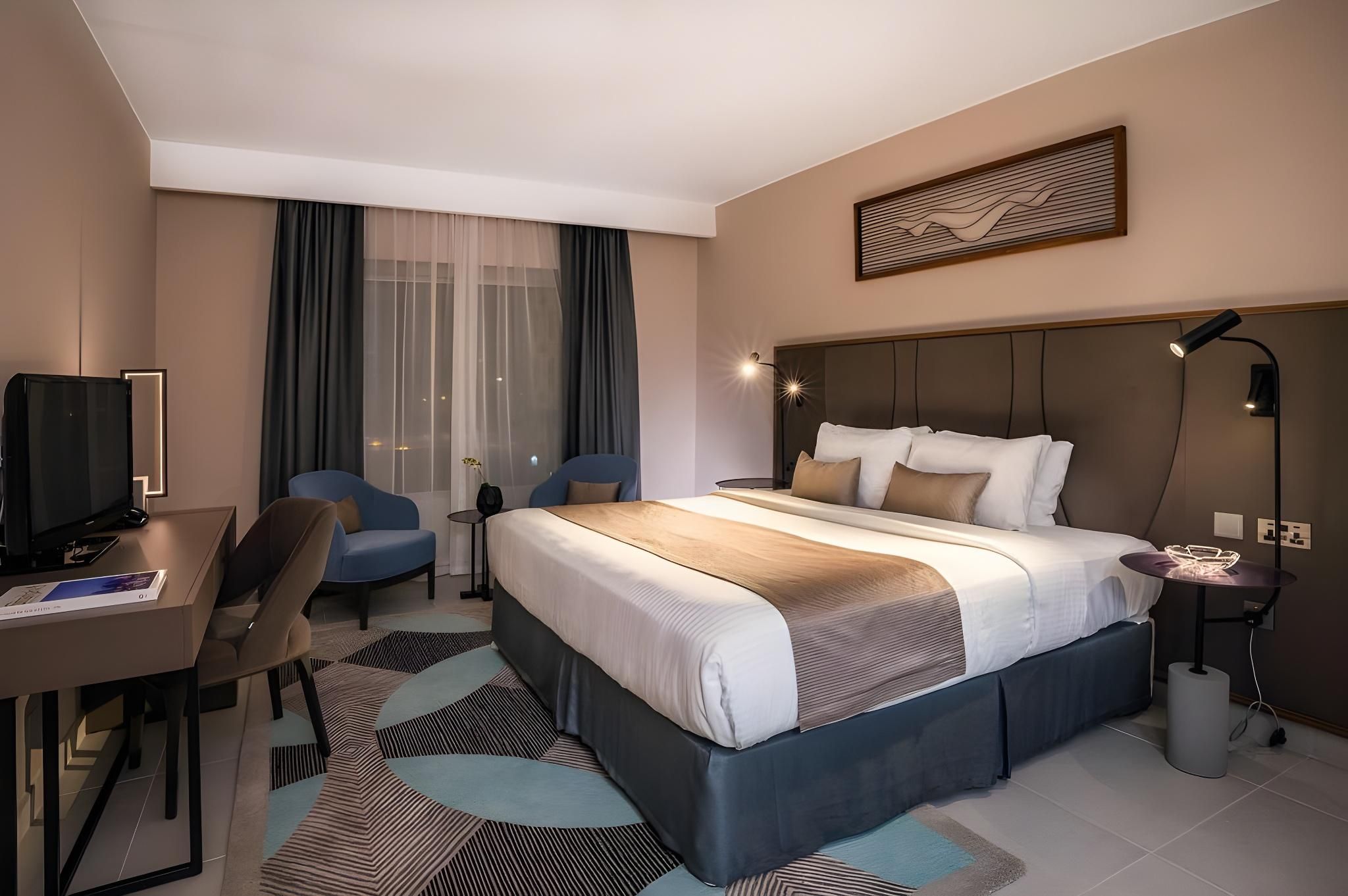 undefined Hotel Holiday International 7