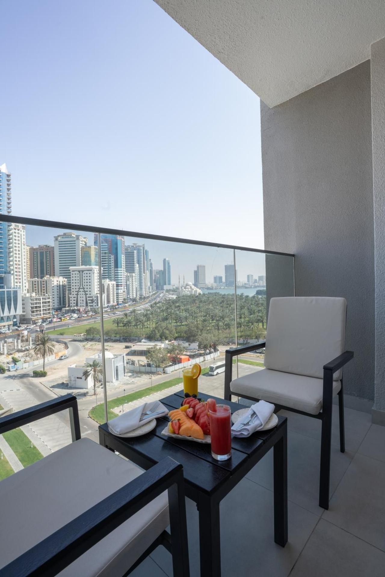 undefined Hotel Holiday International 2