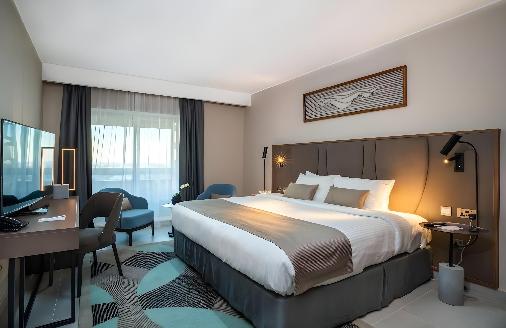 Hotel Holiday International Superior Room with City View 2