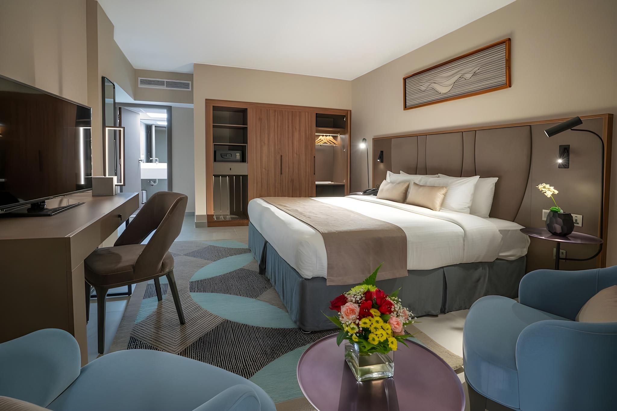 undefined Hotel Holiday International 10