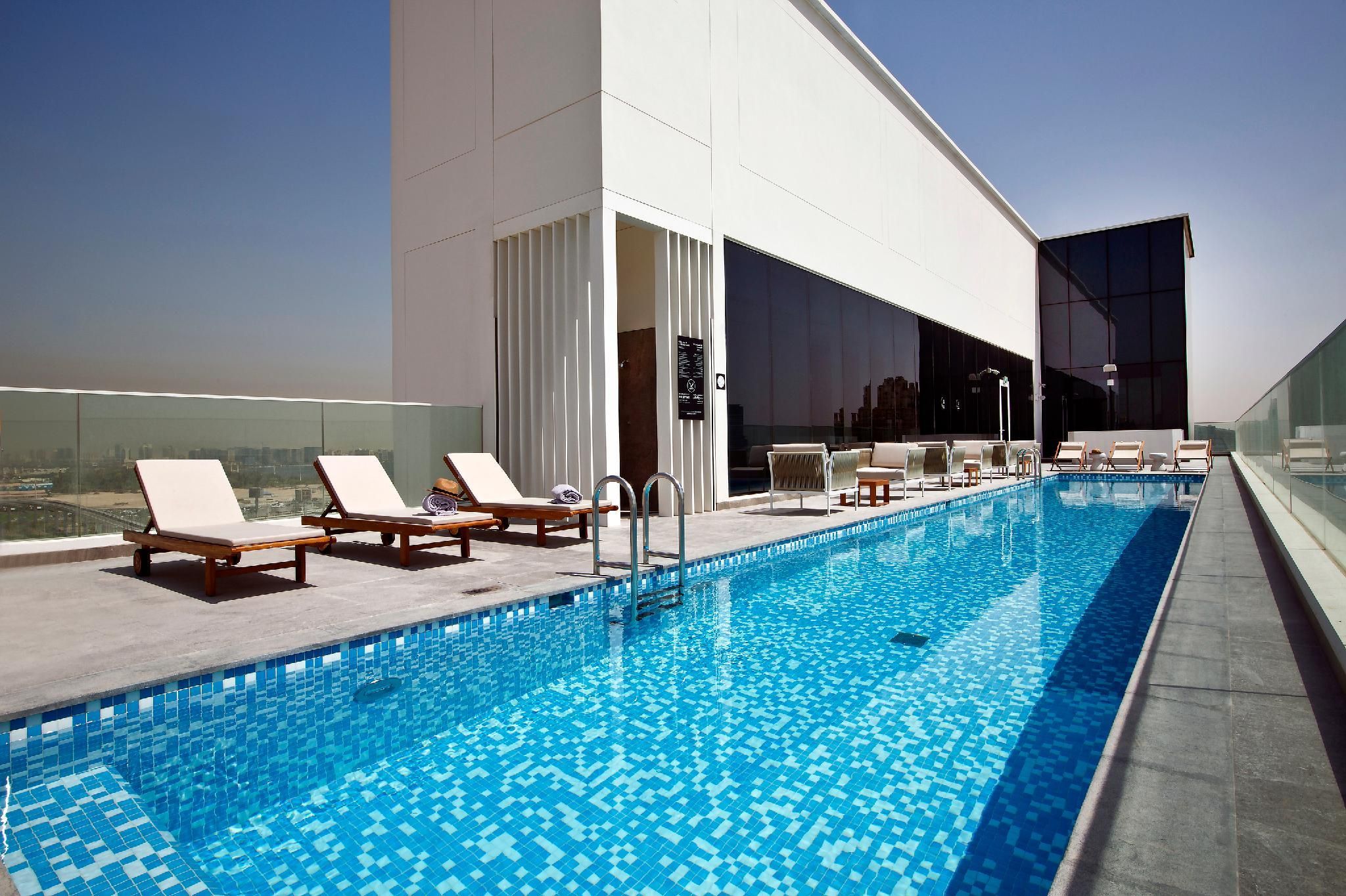 Swimming pool [outdoor]