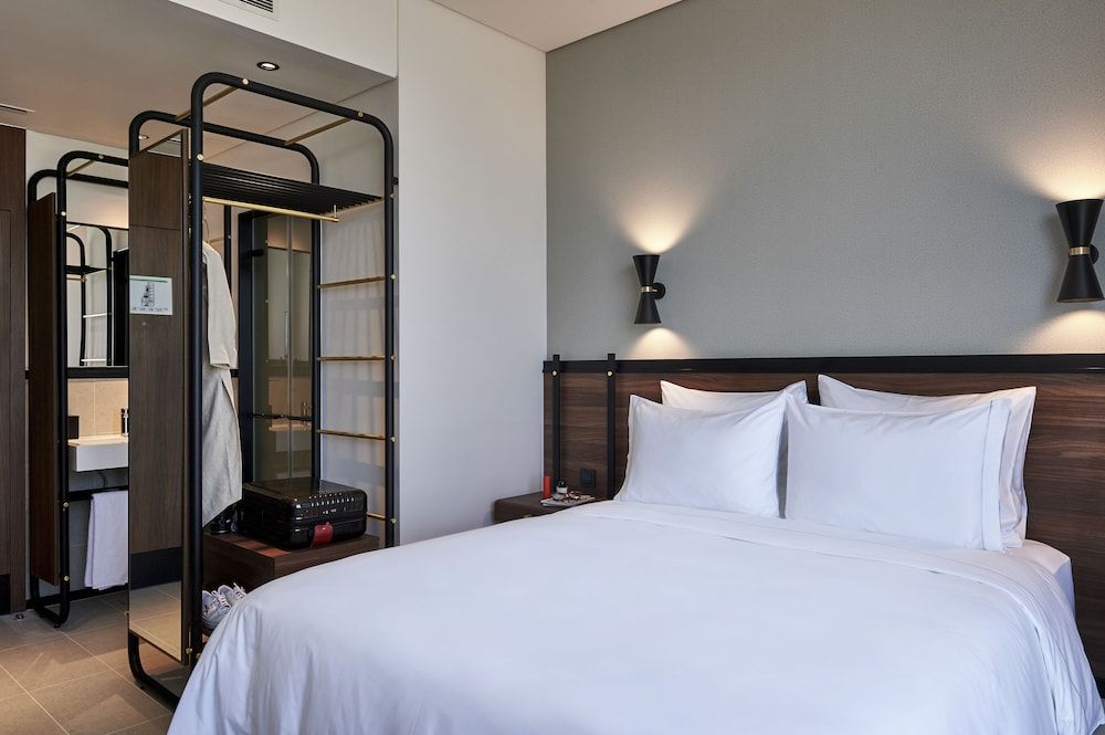 FORM Hotel Al Jaddaf, Dubai, a Member of Design Hotels Room, 1 Queen Bed, Non Smoking, City View (Cozy Room) 5