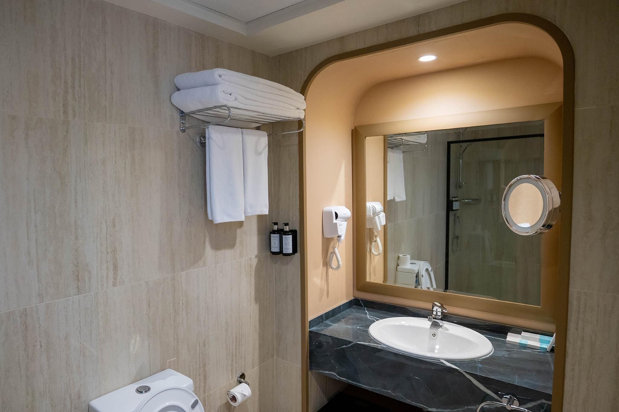 Sheraton Khalidiya Hotel Deluxe Twin Room City View  3