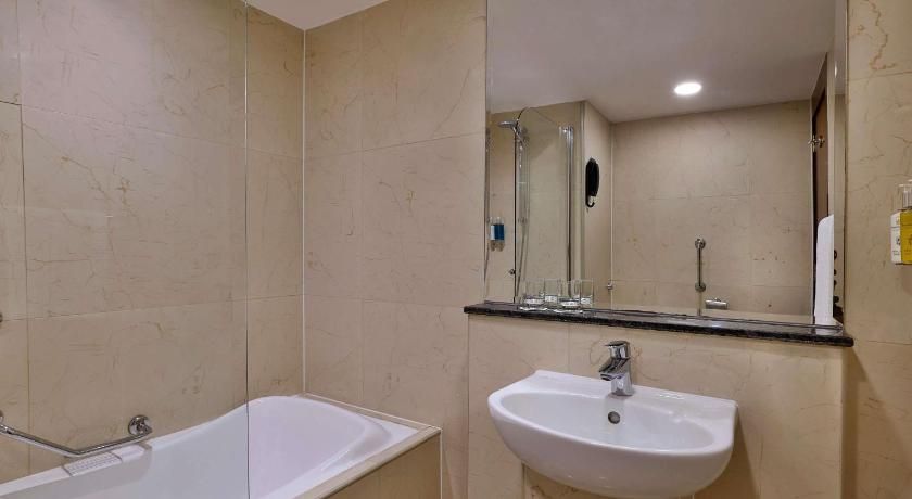 Queen Elizabeth 2 Hotel by Accor Classic Room 4
