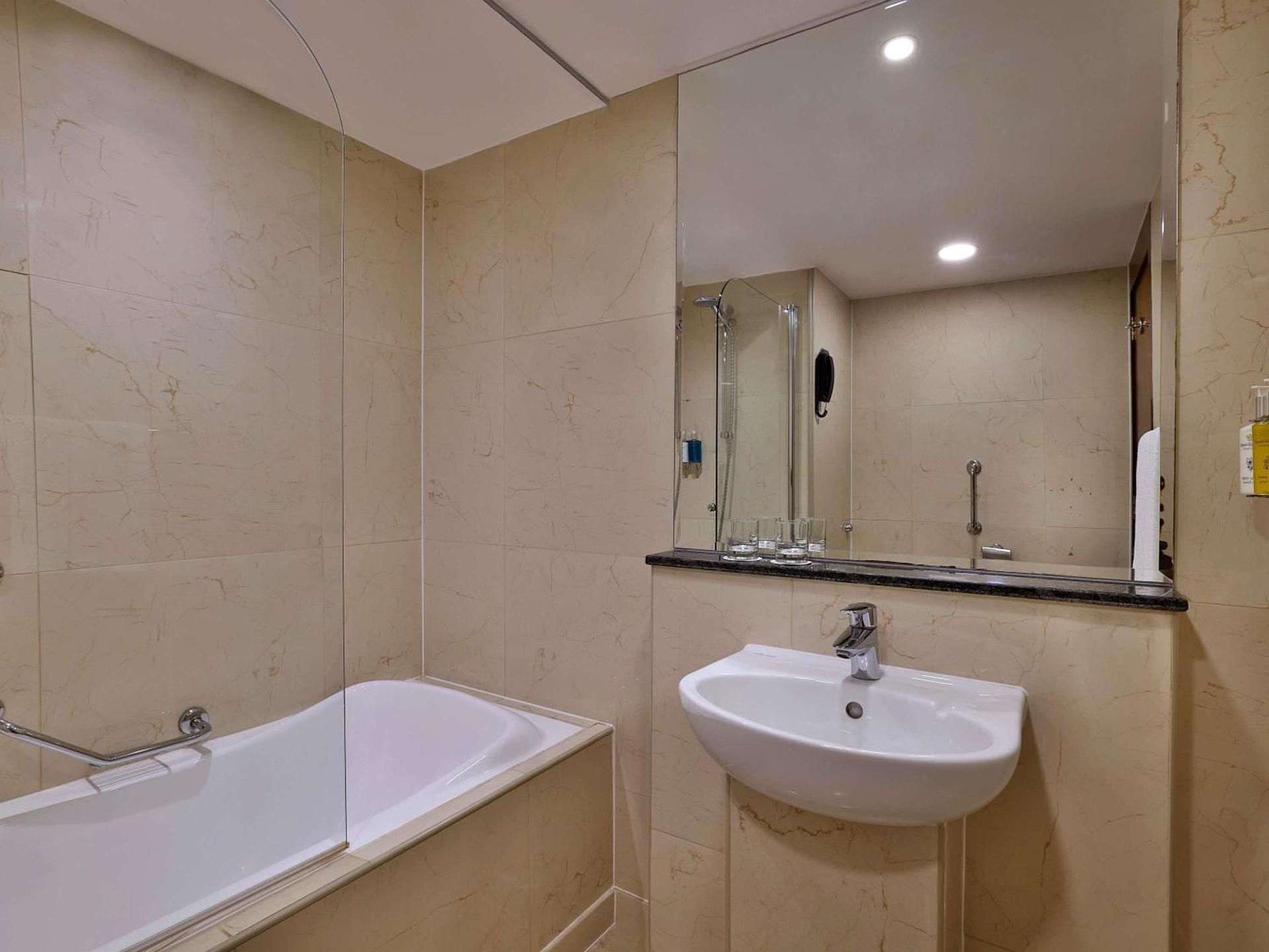 Queen Elizabeth 2 Hotel by Accor Classic Room 5