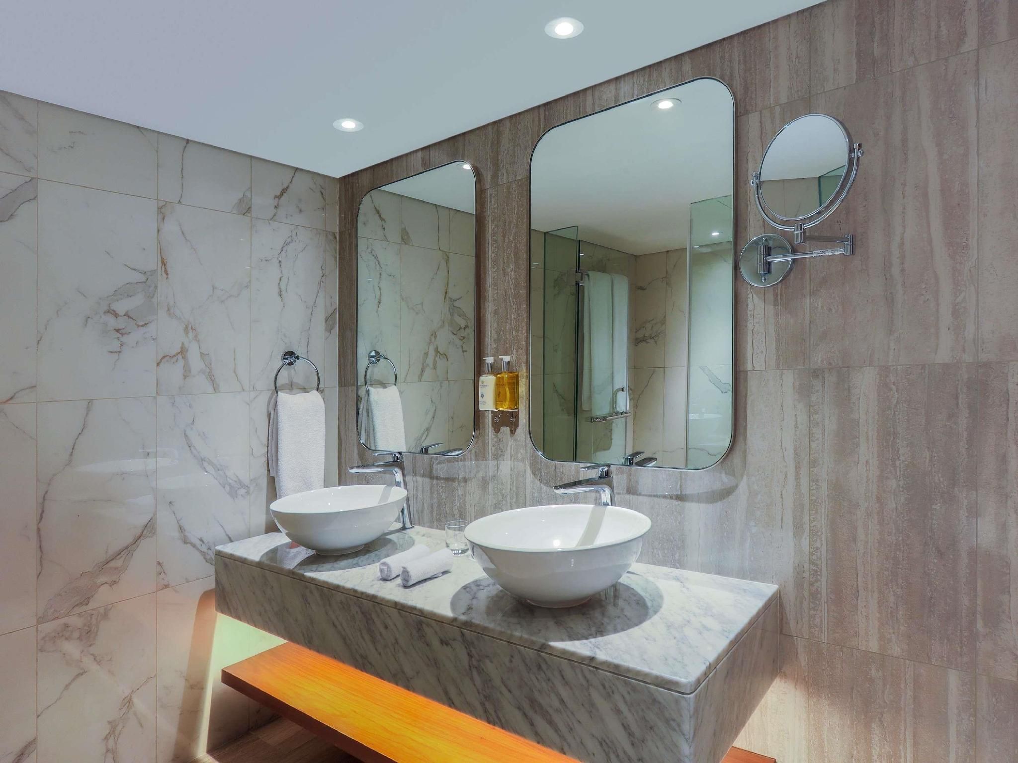 Captains Room with 1 King Size bed