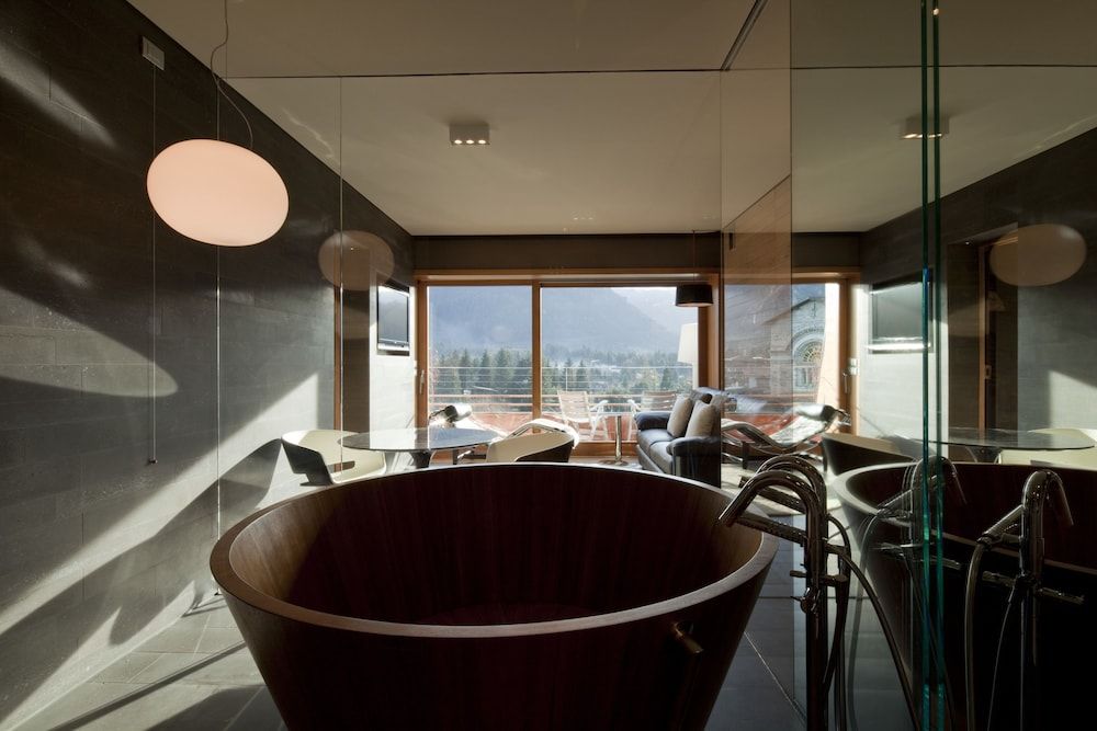 Deep Soaking Bathtub