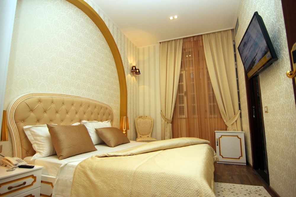 Hotel Boutique Restorant GLORIA Superior Double Room, 1 King Bed, City View 2