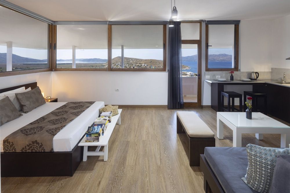 Basic Studio, Sea View