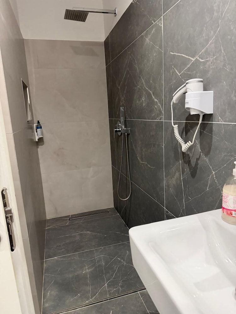 Hotel Kapri Deluxe Room 34