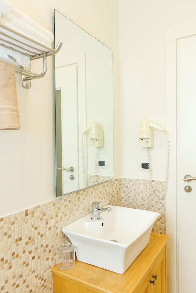 Le Palazzine Hotel Comfort Triple Room, Hill View 9