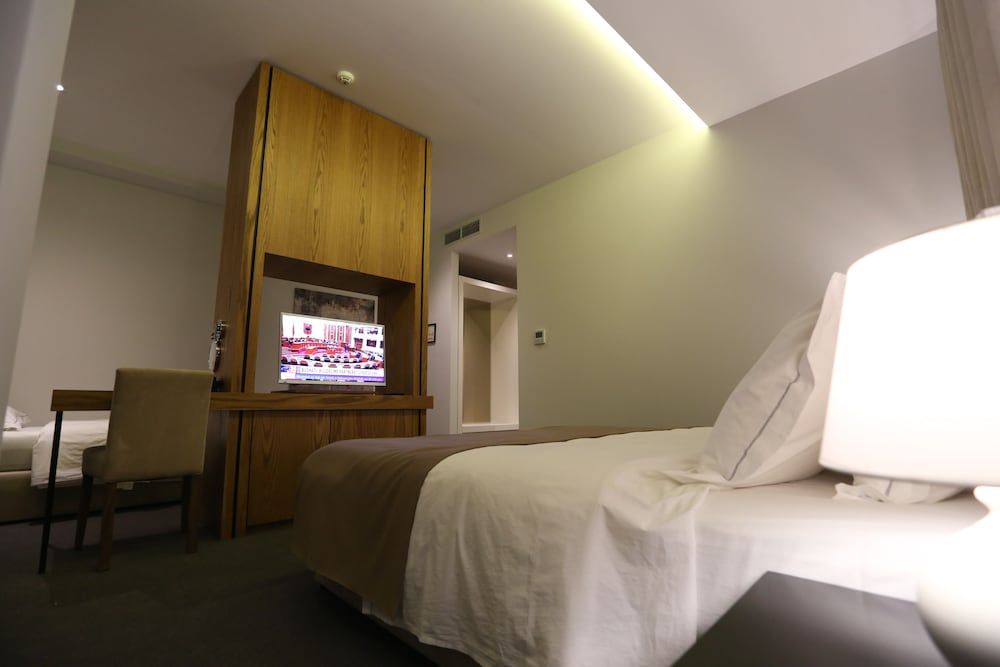 Delta Hotel Superior triple room with one double bed and one single bed 2