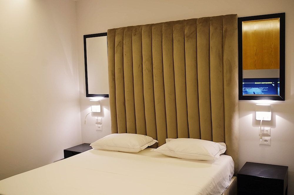Delta Hotel Superior triple room with one double bed and one single bed 4