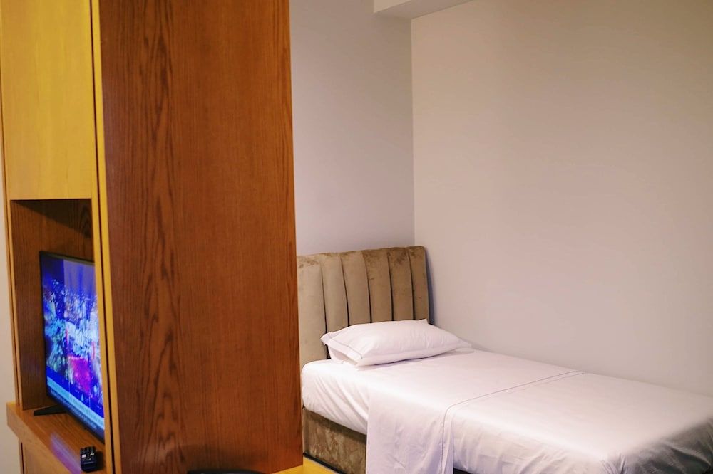 Delta Hotel Superior triple room with one double bed and one single bed 6